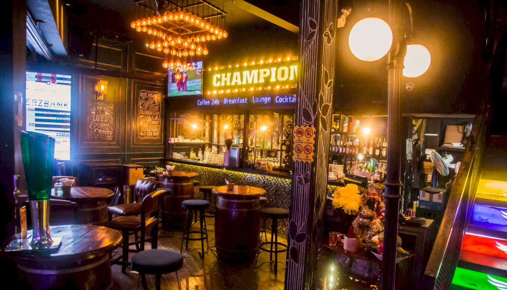 裴文夜生活的中心，霓虹燈、現場音樂和無限的活力營造出極致的派對場景